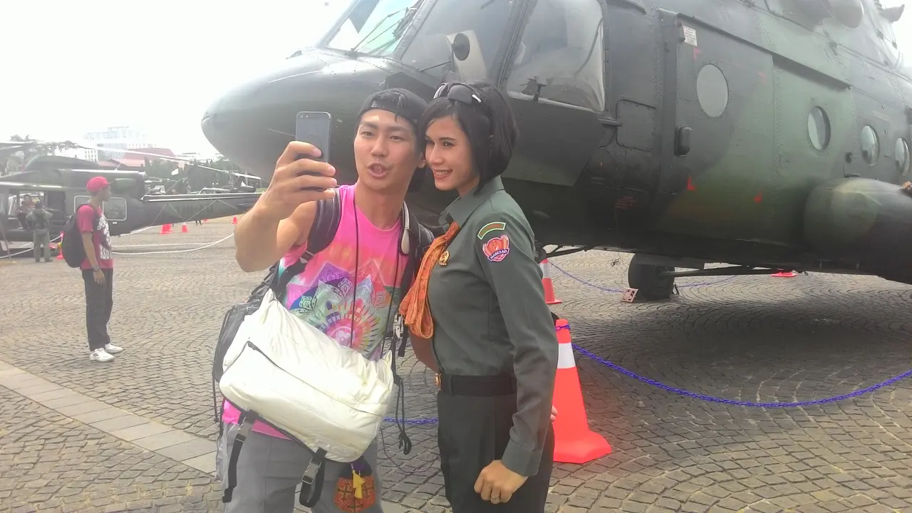 Selfie turis Jepang dengan pramugari TNI Cantik. (Liputan6.com/Ahmad Romadhoni)