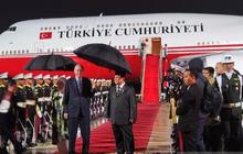 VIDEO: Momen Prabowo Hujan-hujanan Tolak Dipayungi Erdogan Jemput di Bandara Halim