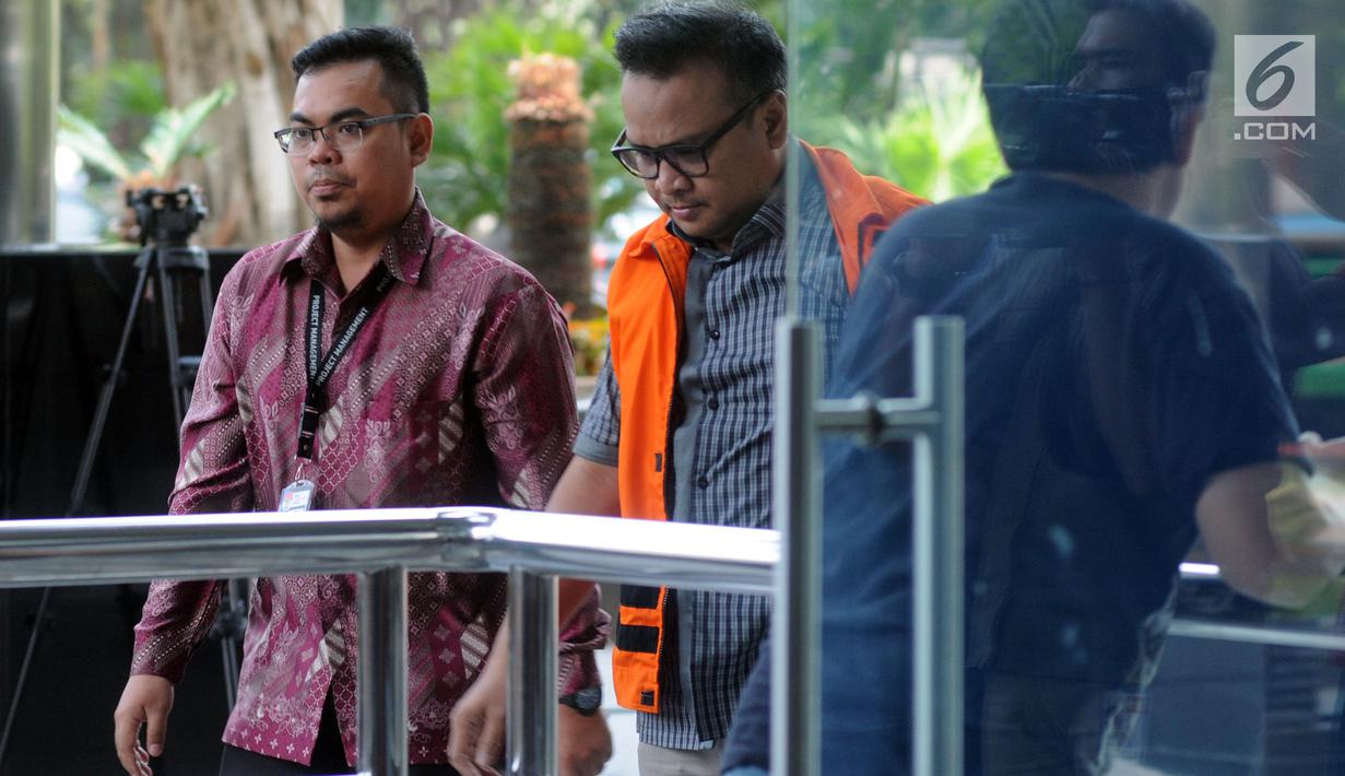 Mantan Direktur PT Murakabi Sejahtera, Irvanto Hendra Pambudi tiba untuk menjalani pemeriksaan di gedung KPK, Jakarta, Jumat (6/4).  Keponakan Setya Novanto itu menjalani pemeriksaan lanjutan sebagai tersangka korupsi E-KTP. (Merdeka.com/Dwi Narwoko)