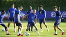 Penyerang Inggris, Harry Kane (tengah) dan timnya mengikuti sesi latihan di Hotspur Way Training Ground, London, Selasa (7/9/2021). Inggris akan bertandang ke markas Polandia dalam matchday ke-6 kualifikasi Piala Dunia 2022 zona Eropa Grup I pada 9 September mendatang. (Nick Potts/PA via AP)