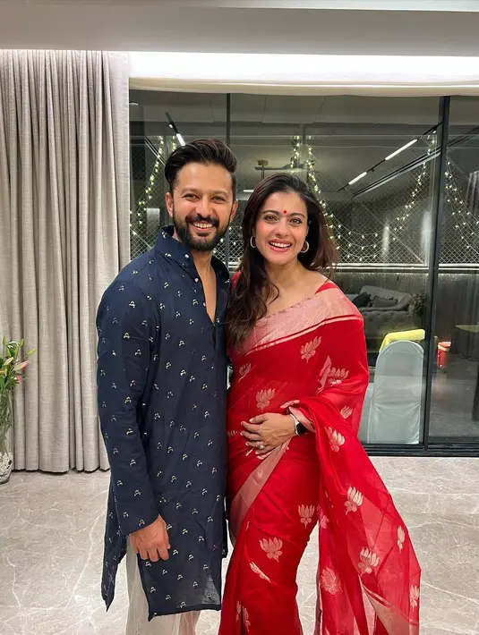 Kajol Devgan nggak kalah memesona dibalut kain sari berwarna merah-emas. [@kajol]