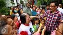 Calon Wakil Gubernur DKI Jakarta Djarot Saiful Hidayat saat menyapa warga Petukangan Utara, Jakarta, Selasa (29/11). Djarot mengajak warga untuk menjaga mental kebangsaan Indonesia. (Liputan6.com/Gempur M Surya)