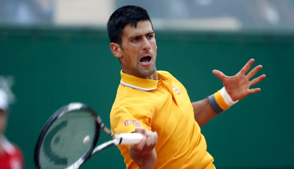 Novak Djokovic melepaskan smash keras di final Monte Carlo Masters (REUTERS/Jean-Paul Pelissier)