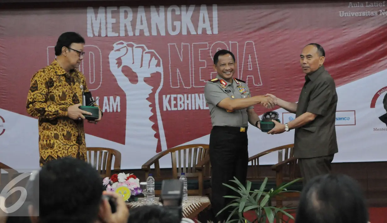 Kapolri Jendral Tito Karnavian menerima plakat dari Rektor UNJ, Prof.R. Sugarda Poerbakawatja usai menjadi keynote speaker dalam acara Diskusi Kebangsaan di Universitas Negeri Jakarta, Jakarta, Senin (19/12). (Liputan6.com/Helmi Affandi)