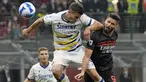 Penyerang AC Milan Olivier Giroud (kanan) mencetak gol pertama timnya ke gawang Verona pada pekan kedelapan Liga Italia 2021/2022 di San Siro, Minggu (17/10/2021) dini hari WIB. AC Milan menang dramatis atas Hellas Verona 3-2. (AP Photo/Antonio Calanni)