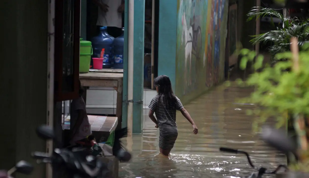 Banjir terjadi akibat intensitas hujan yang tinggi pada siang hari hingga sore dan malam di kawasan Depok, Jawa Barat. (merdeka.om/Imam Buhori)