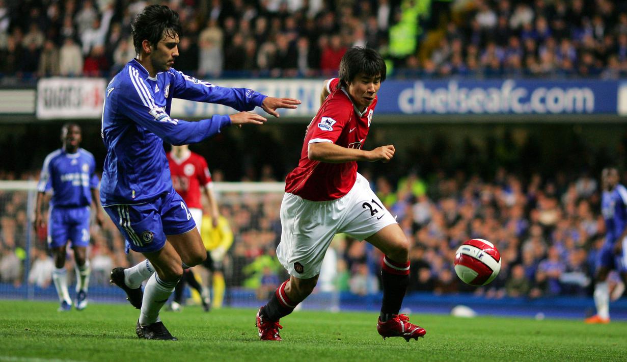 Setelah masa peminjaman tersebut, barulah Dong Fangzhuo dimainkan bersama tim utama Manchester United. Ia total bermain dalam 3 laga, 1 kali di Liga Inggris menghadapi Chelsea (9/5/2007), 1 kali di Piala Liga menghadapi Coventry City (26/9/2007) dan 1 kali di fase grup Liga Champions menghadapi AS Roma (12/12/2007) tanpa mencetak satu gol pun. Pada awal musim 2008/2009 ia dilepas gratis ke klub lamanya, Dalian Shide. (AFP/Adrian Dennis)