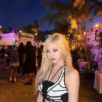 Ningning aespa tampil kece saat nonton konser Coachella 2022. Ia mengenakan black bandeau top sebagai inner, cropped sleeveless top sebagai outer, dan high waised jeans. (Instragram/aespa_official).