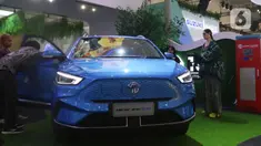 Mobil listrik MG ZS EV dipamerkan pada pameran otomotif Gaikindo Indonesia International Auto Show (GIIAS) 2023 di ICE BSD, Tangerang, Banten, Kamis (10/8/2023). (Liputan6.com/Angga Yuniar)