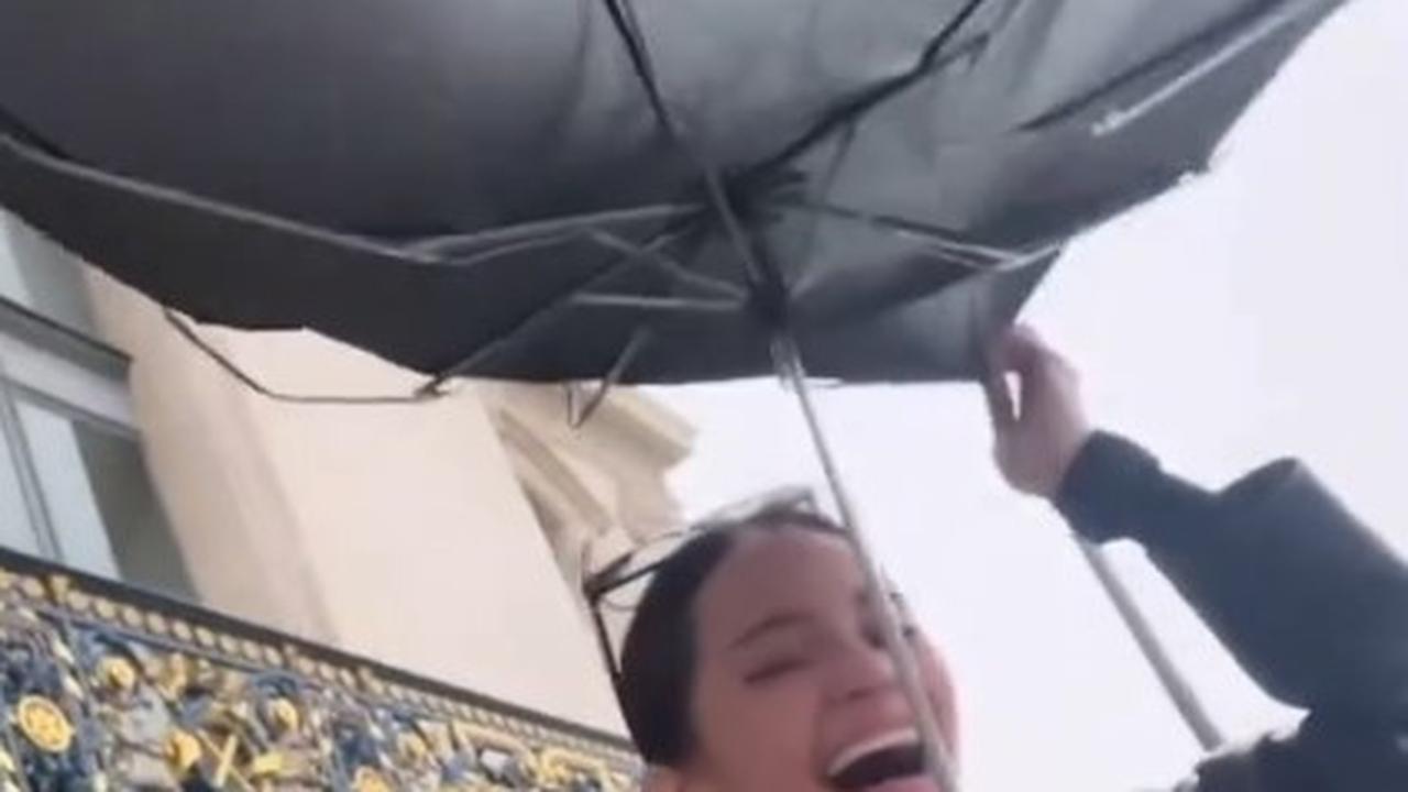 7 Keseruan Enzy Storia Liburan di Paris Bareng Febby Rastanty, Ngakak Saat Payung Terbalik Kena Hujan Badai