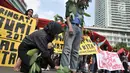 Komunitas Mahasiswa Pecinta Alam (Mapala) se-Jabodetabeka menggelar aksi teatrikan penebangan pohon saat memperingati Hari Bumi di CFD Bundaran HI, Jakarta, Minggu (21/4). Aksi ini sekaligus mengajak masyarakat untuk lebih peduli terhadap lingkungan. (merdeka.com/Iqbal Nugroho)