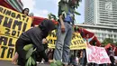 Komunitas Mahasiswa Pecinta Alam (Mapala) se-Jabodetabeka menggelar aksi teatrikan penebangan pohon saat memperingati Hari Bumi di CFD Bundaran HI, Jakarta, Minggu (21/4). Aksi ini sekaligus mengajak masyarakat untuk lebih peduli terhadap lingkungan. (merdeka.com/Iqbal Nugroho)