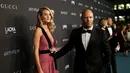 Model dan aktris Rosie Huntington-Whiteley seusai berpose bersama sang kekasih, aktor Jason Statham saat tiba menghadiri gala LACMA Art + Film di Los Angeles, California, Minggu (7/11). (Jason Merritt/Getty Images untuk LACMA / AFP)