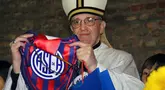 Kardinal Jorge Mario Bergoglio, sebelum menjadi Paus Fransiskus, memegang emblem klub sepak bola kesayangannya, San Lorenzo di Buenos Aires, Argentina. Ia terpilis sebagai Paus pada 13 Maret 2013 menggantikan Paus Benedikt XVI sebagai pemimpin 1,2 miliar umat katolik. (AFP/NA)