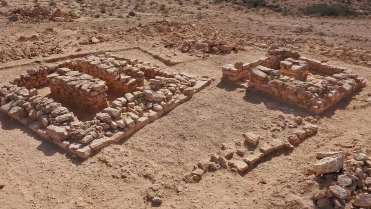 Umumnya situs pemakama di Negev dikelilingi gundukan tanah yang disebut tumuli. Namun, dua liang lahat yang ditemukan baru-baru ini berbeda karena bentuknya yang persegi empat.

Salah satu kuburan berukuran 7x7 meter. Sedangkan yang lainnya lebih kecil,