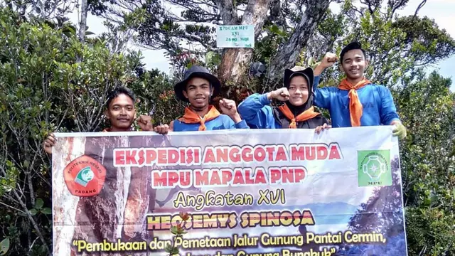 Mahasiswa anggota Mapala dalam ekspedisi di Gunung Pantai Cermin