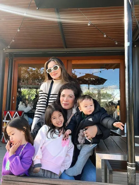 Apalagi seperti diketahui, Yasmine sudah jarang muncul di layar televisi karena memilih mengurus buah hatinya [instagram/yaswildblood]