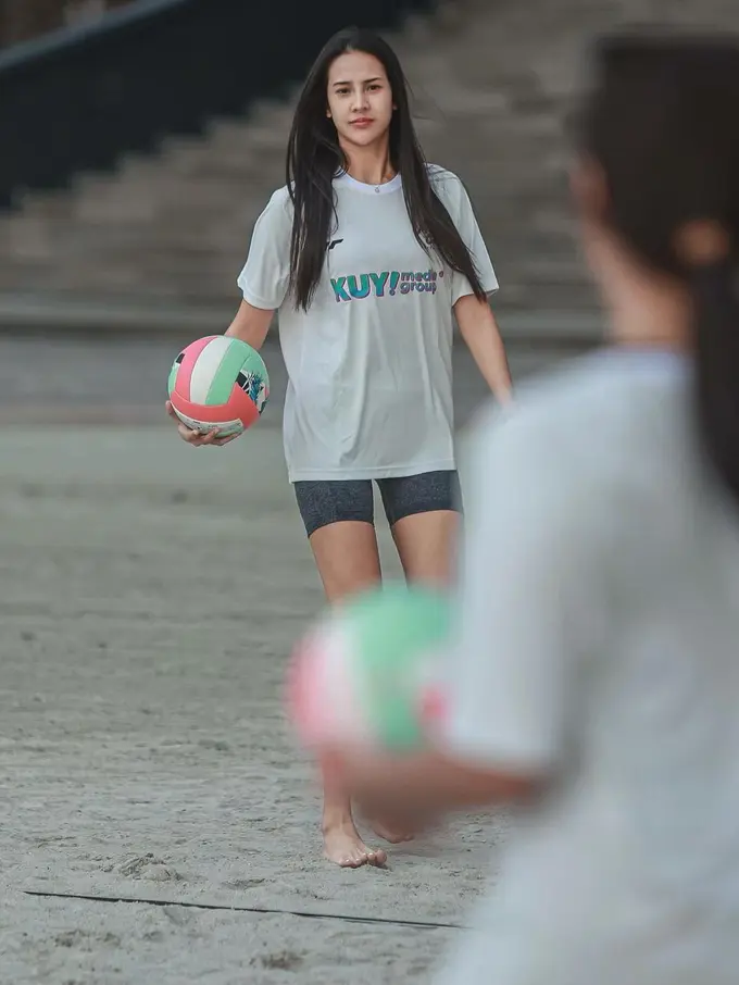 Anya Geraldine main voli pantai [Instagram/anyageraldine]
