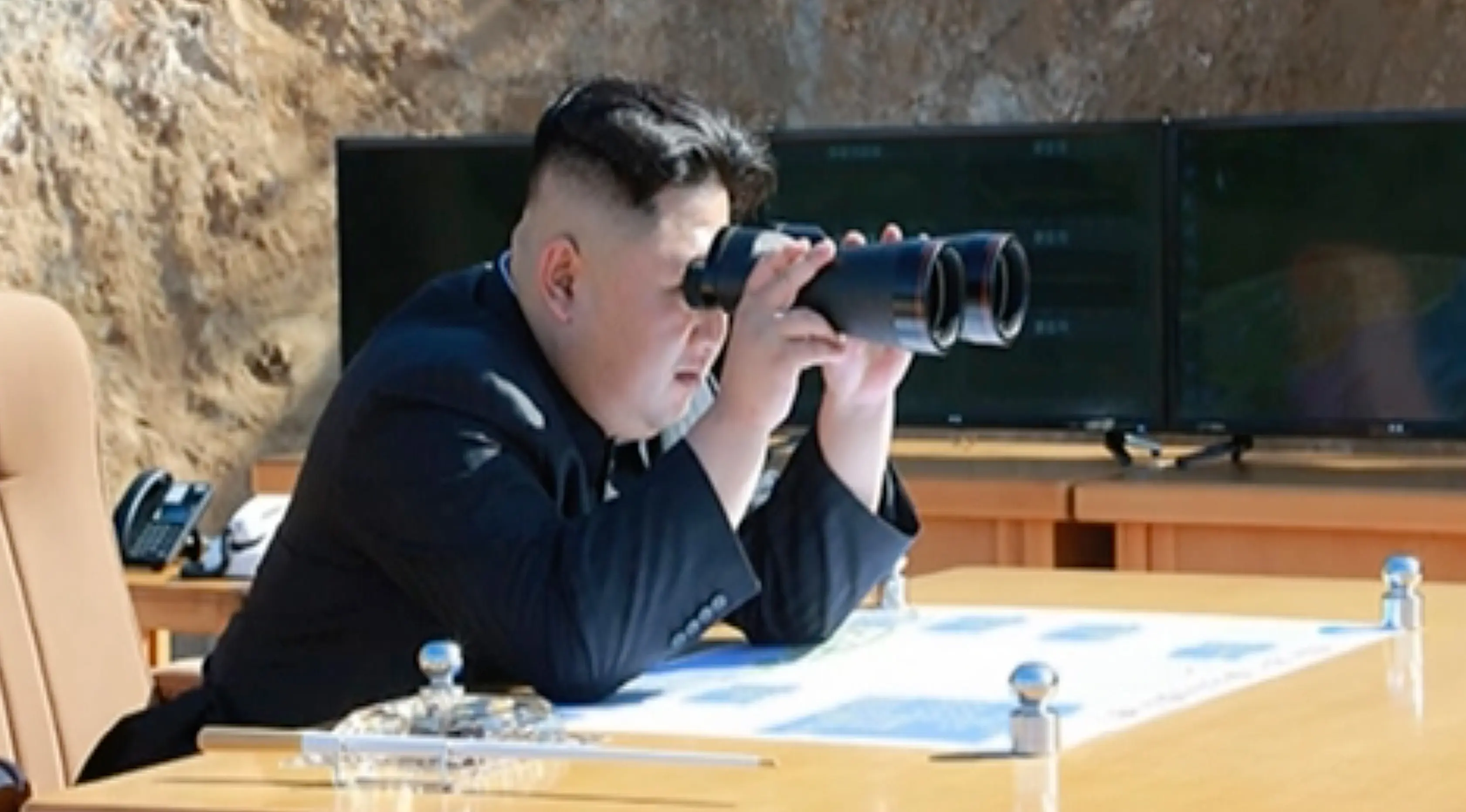 Pemimpin Korut, Kim Jong-un menggunakan teropong  menyaksikan peluncuran balistik antarbenua Hwasong-14 Rudal, ICBM, di barat laut Korea Utara. Korea Utara mengklaim telah menguji rudal balistik antarbenua. (KRT via AP Video)