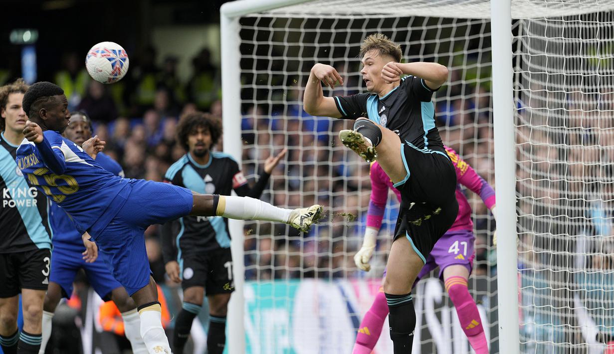 Striker Chelsea, Nicolas Jackson (kiri) berebut bola dengan bek Leicester City, Callum Doyle pada laga perempatfinal Piala FA 2023/2024 di Stamford Bridge, London, Minggu (17/3/2024). (AP Photo/Dave Shopland)