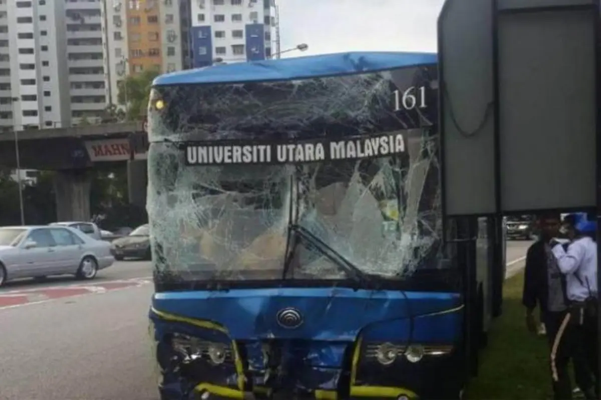 Bus pemain SEA Games kecelakaan