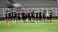 Para pemain Timnas Indonesia melakukan jogging dalam sesi latihan skuad Timnas Indonesia di Stadion Madya, Senayan, Jakarta, Minggu (8/9/2024) sore jelang menghadapi Australia pada kualifikasi Piala Dunia 2026, Selasa 10 September 2024. (Bola.com/Abdul Aziz)