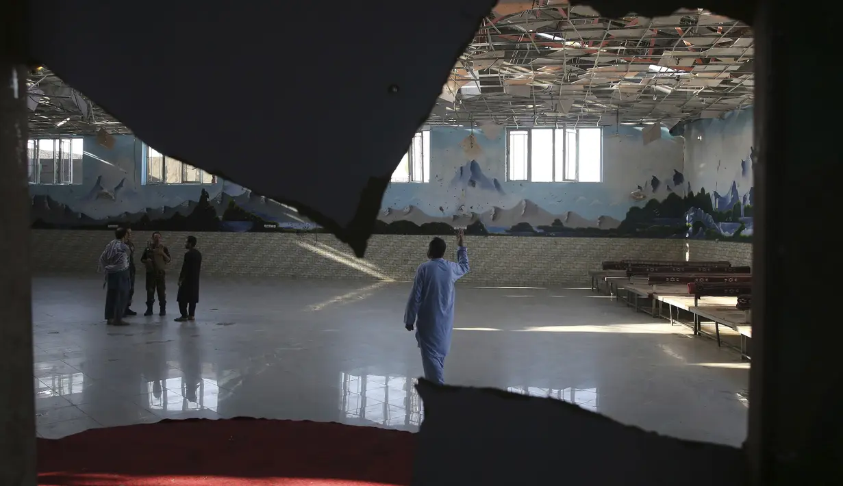 Kerusakan aula setelah sebuah ledakan bom bunuh diri mengguncang pesta pernikahan di Kabul, Afghanistan, Minggu (18/8/2019). Sebuah ledakan bom bunuh diri melanda sebuah pesta pernikahan pada Sabtu malam. (AP Photo/Rafiq Maqbool)