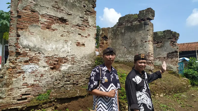 Sesepuh masyarakat Jawa Barat Anton Charliyan menunjukan salah satu bekas reruntuhan bangunan keraton Keresidenan Sukapura Tasikmalaya, Jawa Barat