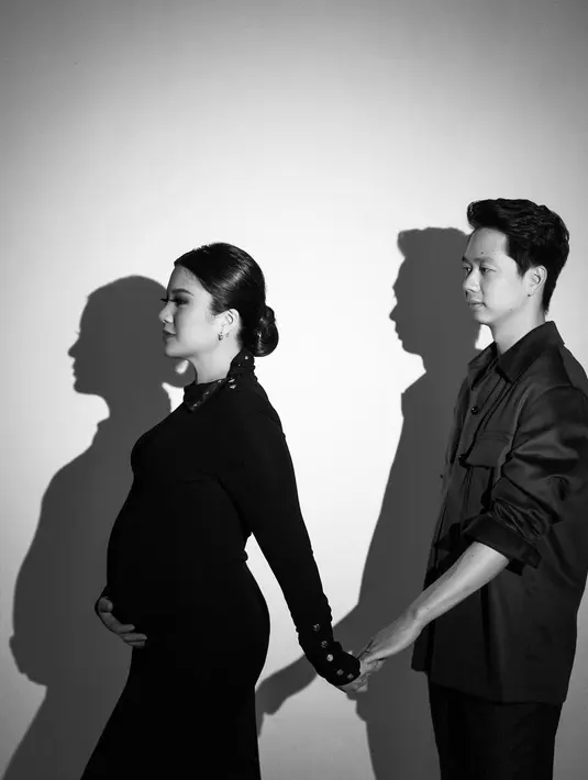 Pada pemotretan kali ini menunjukkan kesan sederhana tapi romantis. Mereka memiliki dengan outfit hitam dan putih. Ini bukan kali pertamanya mereka menjalani maternity shoot. [Instagram/valenciatanoe]