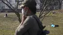 Orang-orang bersantai di rerumputan di Morningside Park di New York (11/3/2021).  Cuaca hangat yang tidak wajar membuat warga New York keluar setelah awal tahun bersalju. (AP Photo / Seth Wenig)