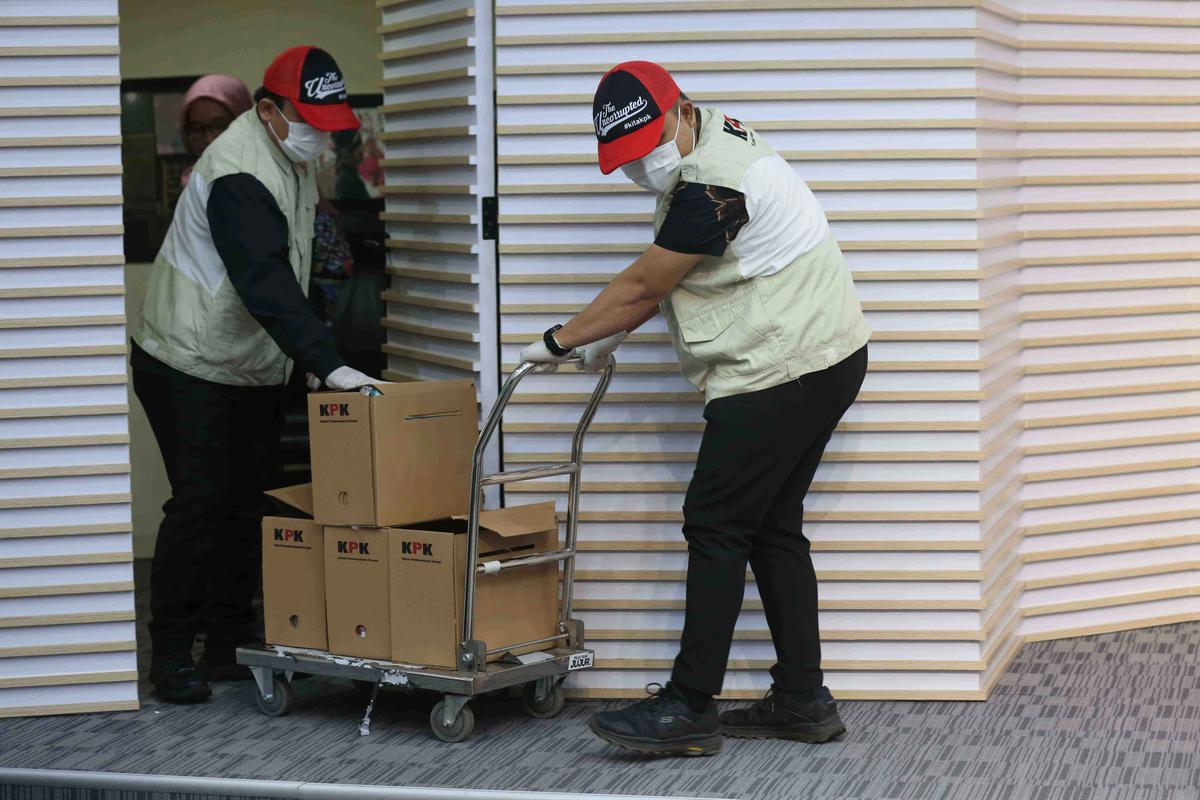 FOTO: KPK Sita Rp 2,6 Miliar dalam OTT Bupati Pati Sudewo