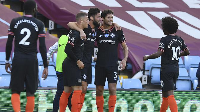 Olivier Giroud (tengah) mencetak gol kedua untuk Chelsea saat menghadapi Aston Villa dalam lanjutan Liga Inggris di Villa Park, Minggu (21/6/2020). (Foto: Justin Tallis/Pool via AP)