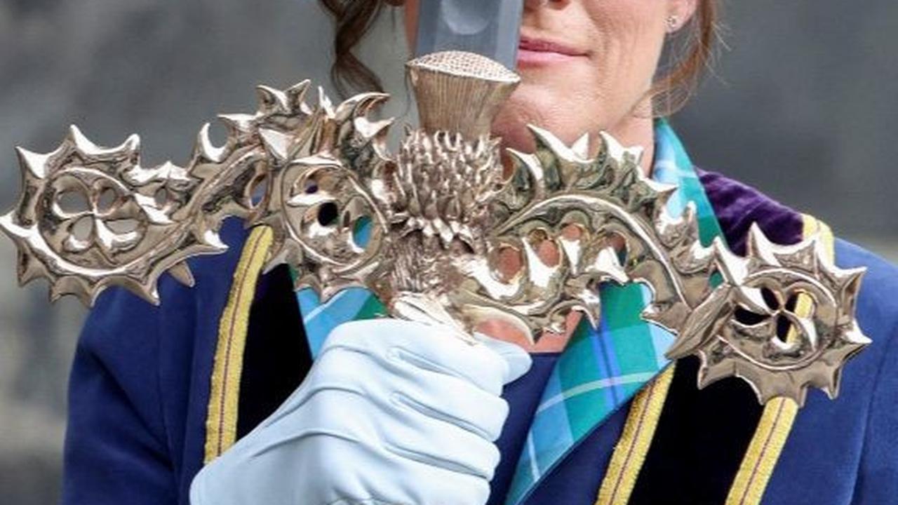 Pada kesempatan itu Pedang Elizabeth juga tampak ditampilkan pada Layanan Nasional Thanksgiving dan Dedikasi di Katedral St Giles di Edinburgh.