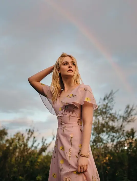 Elle merupakan cicit ke-22 dari Raja Edward III yang memimpin Inggris pada abad ke-14. Hal ini juga yang membuat Ella senang dan nyaman menggunakan vintage dress. Elle sendiri sangat menyukai warna-warna kalem seperti rose gold, membuatnya sangat anggun. (Liputan6.com/IG/ellefanning)