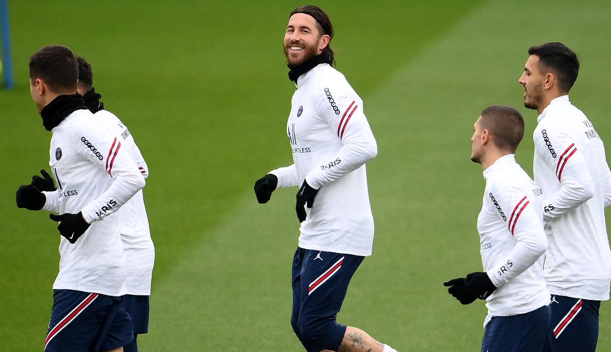 Bek sentral gaek asal Spanyol itu memang menjalani awal kariernya di PSG dengan pemulihan cedera betis akut. Ramos terakhir kali memainkan pertandingan kompetitif pada 5 Mei 2021 saat Real Madrid berjumpa Chelsea di Liga Champions. (AFP/Franck Fife)