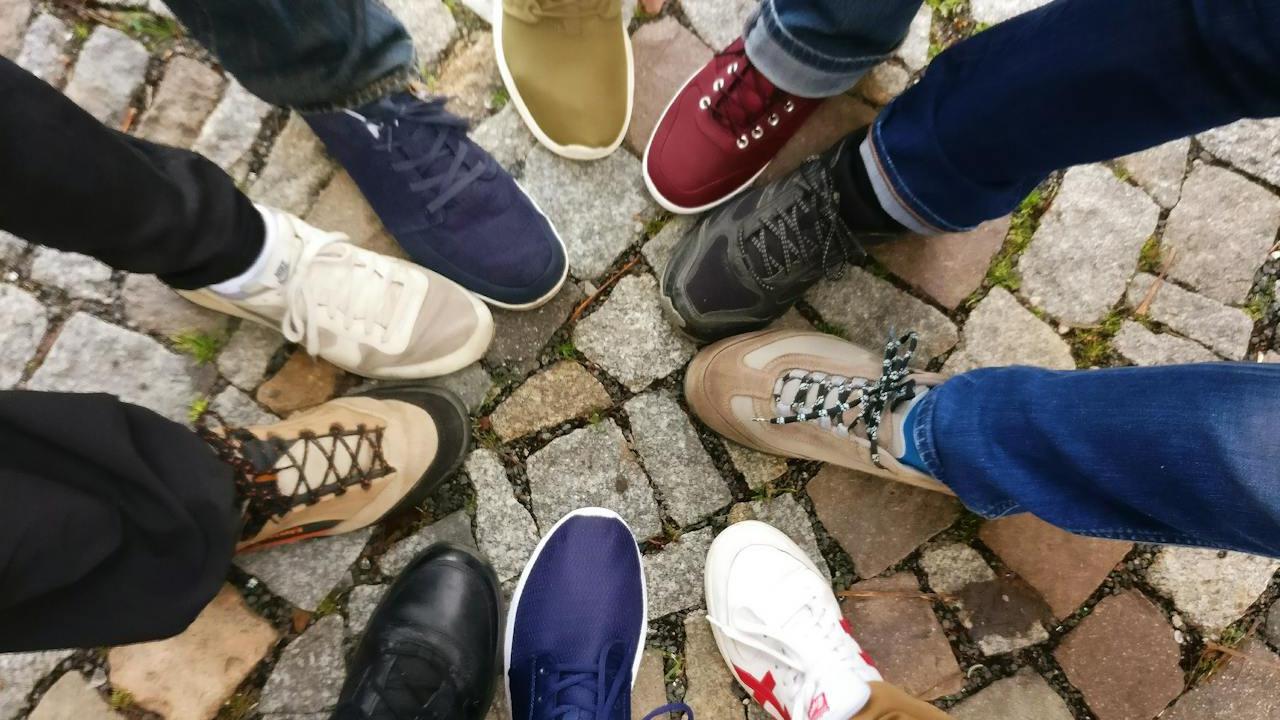 ilustrasi penggunaan sepatu modern