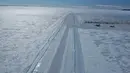 Ice Runway Antartica adalah lapangan terbang di Antartika yang terbuat dari salju dan merupakan lapangan terbang paling berbahaya di dunia. Seperti namanya, tidak ada aspal terlihat melainkan hanya es dan salju yang terbentuk panjang membentang.(Istimewa)