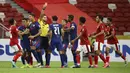 Asnawi Mangkualam (kiri) terlibat argumen dengan beberapa pemain Singapura. Ia dianggap memprovokasi wasit saat insiden diusirnya pemain pertama Singapura, Safuwan Baharudin usai menerima kartu kuning kedua akibat pertikaiannya dengan Rizky Ridho. (AP/Suhaimi Abdullah)