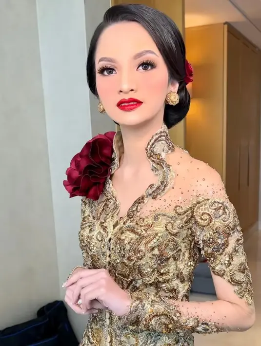 Sabrina memilih eyeshadow bernuansa bronze, sementara untuk di area bibir, Sabrina memilih lipstick merah. (Instagram/marlenhariman).