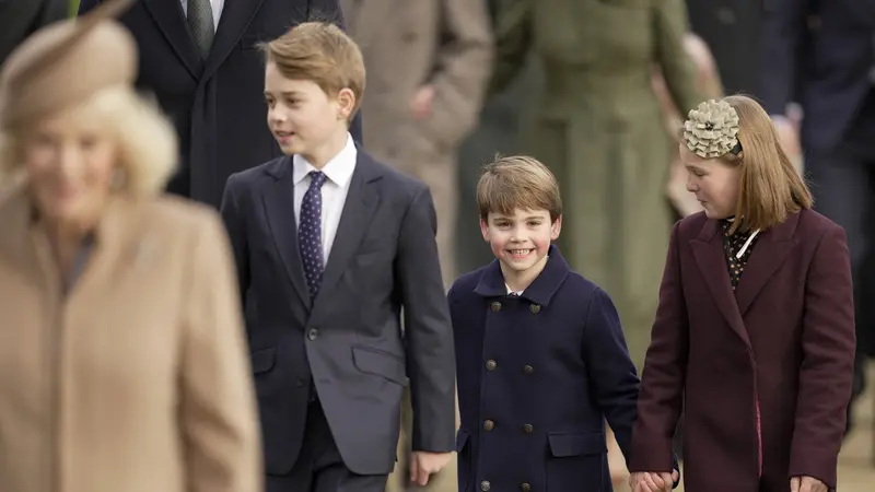 Pangeran George, Pangeran Louis, dan Mia Tindall dalam Natal 2023. (AP Photo/Kin Cheung)