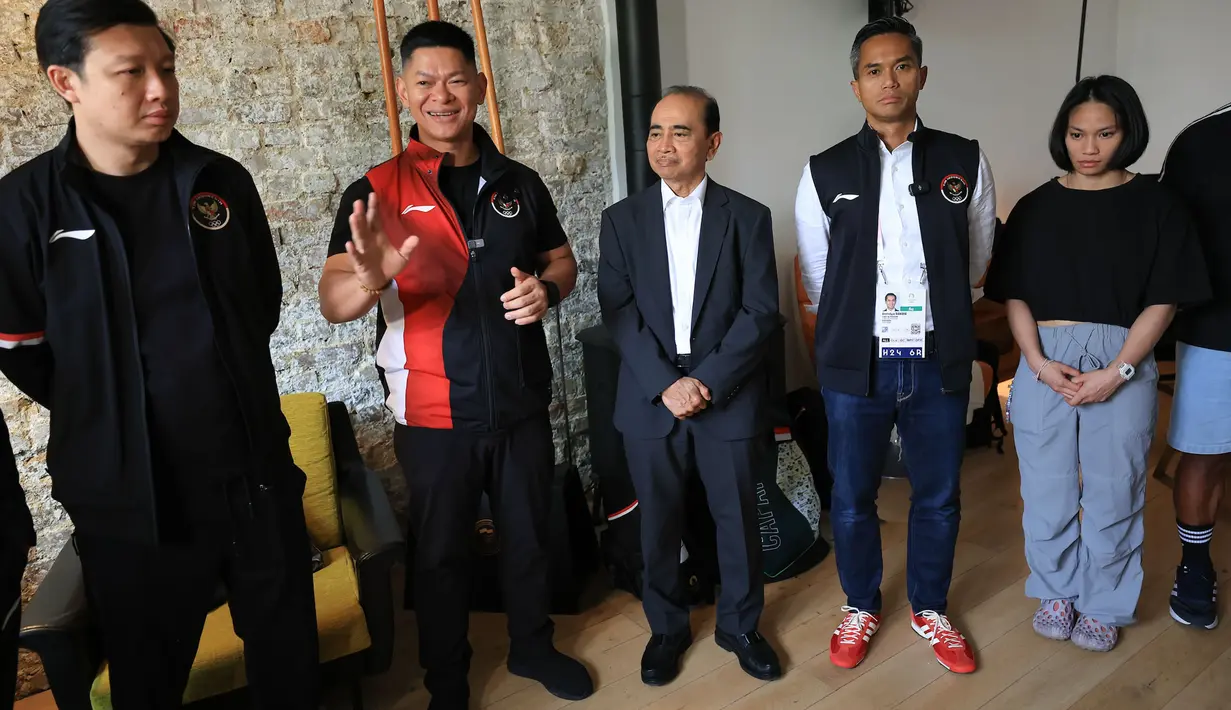 Ketua Umum NOC Indonesia Raja Sapta Oktohari (kedua kiri) memberikan sambutan didampingi Duta Besar Republik Indonesia untuk Prancis Mohamad Oemar, Chef de Mission (CdM) Olimpiade Indonesia Anindya Bakrie serta atlet Judo sekaligus pembawa bendera Indonesia pada pembukaan Olimpiade Paris 2024 Maryam March Maharani dalam acara doa bersama Tim Indonesia jelang Olimpiade Paris 2024 di Rumah Garuda kawasan Saint Ouen, Paris, Prancis, Selasa (23/7/2024). (Dok. NOC Indonesia)
