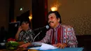 Zainal Bintang mewakili sesepuh dan petinggi Partai Golkar yang hadir dalam pertemuan memberikan sejumlah keterangan kepada awak media Rabu (21/5/14) (Liputan6.com/Miftahul Hayat)