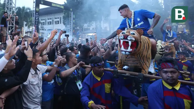 Foto: Akhiri Pawai Juara BRI Liga 1 2023/2024 di Gedung Sate, Penggawa Persib Bandung Diarak Singa Depok