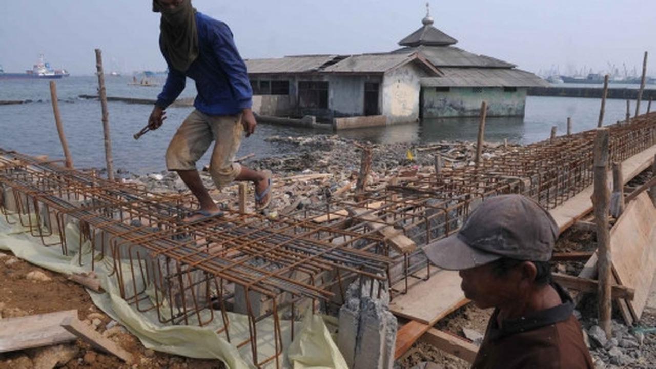 Memantau perkembangan proyek tanggul di Pantai Muara Baru