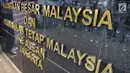 Penampakan tembok nama Kedutaan Besar Malaysia di Jakarta, Senin (29/4/2019). Adelina Sau, TKW berusia 21 tahun asal NTT dipekerjakan sebagai asisten rumah tangga selama dua tahun dengan siksaan dan tanpa dibayar oleh majikannya di Malaysia. (Liputan6.com/JohanTallo)
