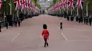 Seorang prajurit King's Guard melintasi The Mall di luar Istana Buckingham sebelum prosesi pemakaman Ratu Elizabeth II di pusat Kota London, Inggris, Senin (19/9/2022). Ratu Elizabeth II yang meninggal dalam usia 96 pada 8 September 2022, akan dimakamkan di Windsor bersama mendiang suaminya, Pangeran Philip, yang meninggal tahun lalu. (AP Photo/Christophe Ena, Pool)