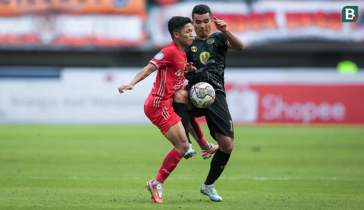 <p>Pemain Persija Jakarta, Ilham Rio Fahmi (kiri) berebut bola dengan pemain Barito Putera, Gustavo Tocantins pada laga lanjutan BRI Liga 1 2022/2023 di Stadion Patriot Candrabhaga, Bekasi, Rabu (22/02/2023). (Bola.com/Bagaskara Lazuardi)</p>