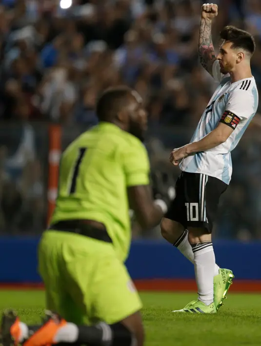 Penyerang Argentina Lionel Messi melakukan selebrasi usai membobol gawang Haiti saat pertandingan persahabatan di stadion Bombonera di Buenos (29/5). Argentina menang telak 4-0 atas Haiti. (AP / Natacha Pisarenko)