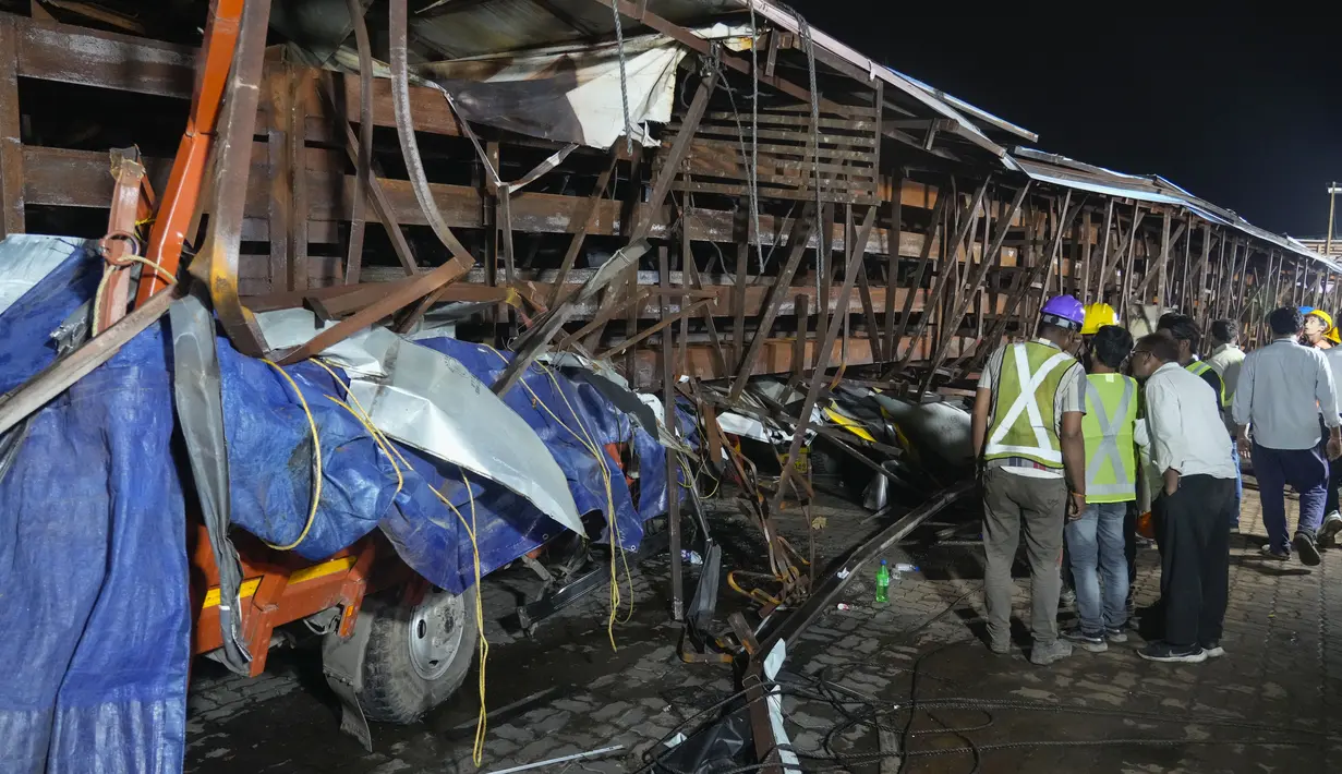 Rekaman di saluran berita lokal menunjukkan papan reklame raksasa itu bergoyang tertiup angin sebelum akhirnya roboh dan menabrak gedung-gedung di dekat jalan yang sibuk di pinggiran timur Kota Ghatkopar. (AP Photo/Rafiq Maqbool)
