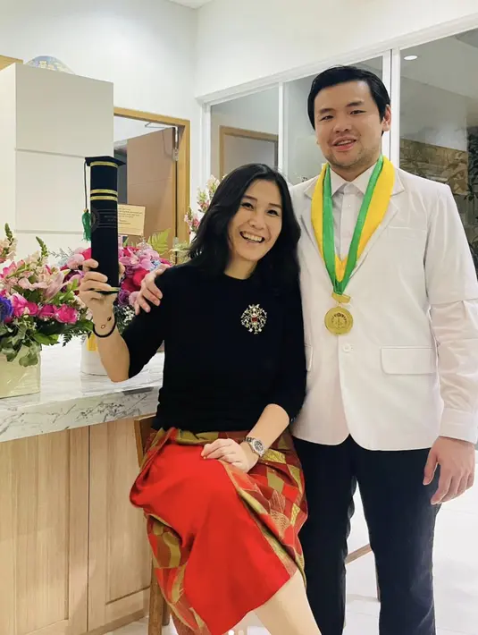 Menghadirkan kesan formal, Veronica Tan padukan sematan bros untuk sempurnakan gayanya. [Foto: Instagram/ Veronica Tan]